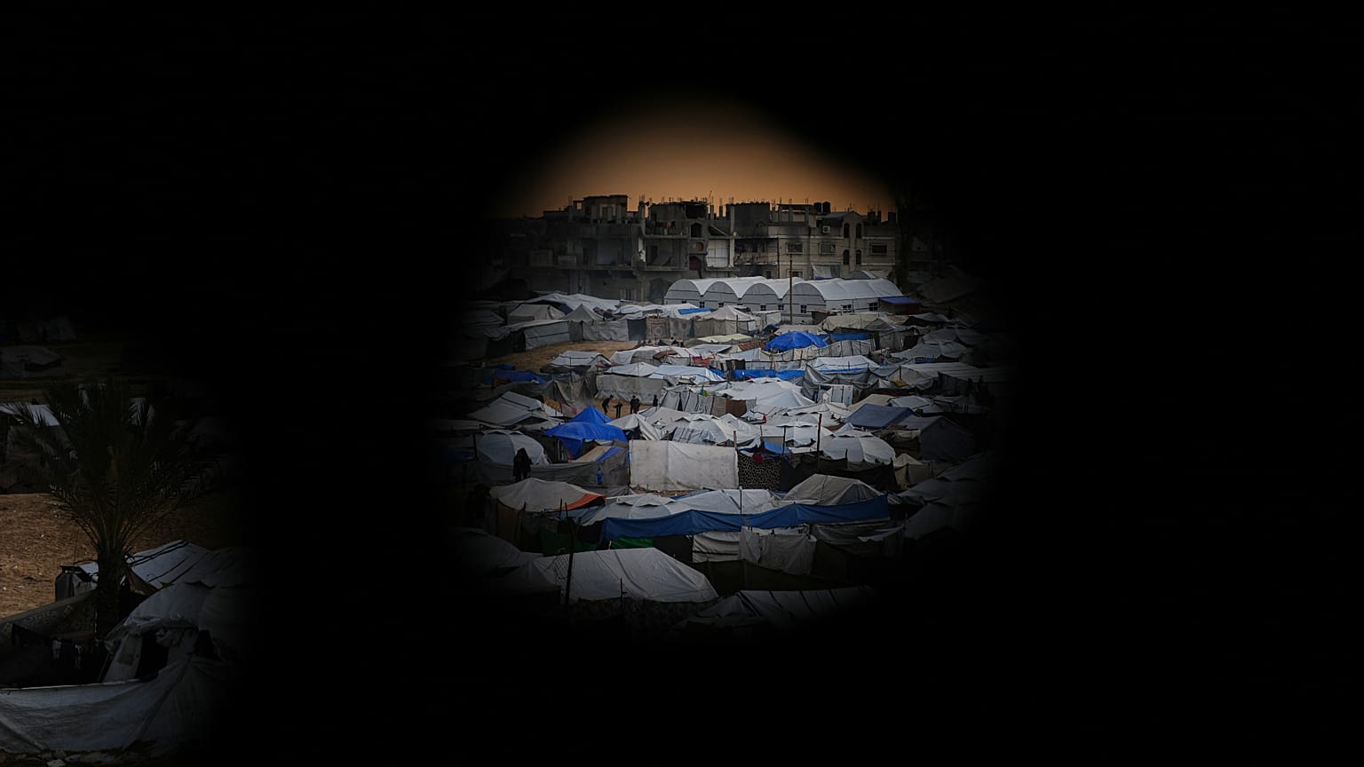 مخيم مؤقت للنازحين الفلسطينيين في دير البلح، وسط قطاع غزة، السبت 13 كانون الأول/ديسمبر 2025.