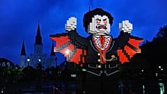Une effigie géante de vampire est achevée au petit matin lors d'un chantier participatif LEGO spécial Halloween, dimanche 30 septembre 2012, à La Nouvelle-Orléans.