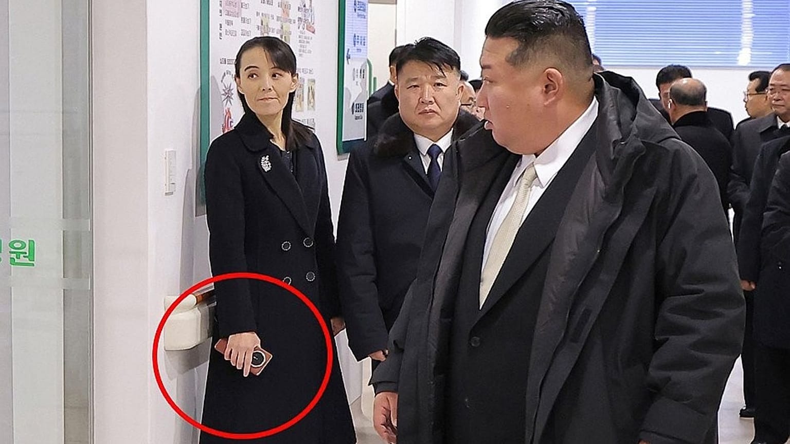 گوشی تاشو در دست خواهر رهبر کره شمالی