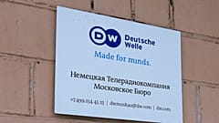 Archív fotó: a DW moszkvai cégtáblája az iroda 2022-es bezárása előtt