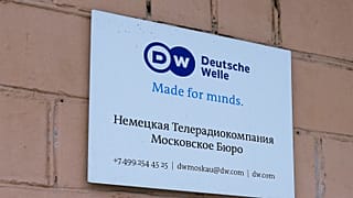 Archív fotó: a DW moszkvai cégtáblája az iroda 2022-es bezárása előtt