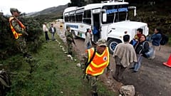 DOSSIER : Des soldats gardent un poste de contrôle à Santa Rosa, au sud de Bogota, le 26 mai 2010. 