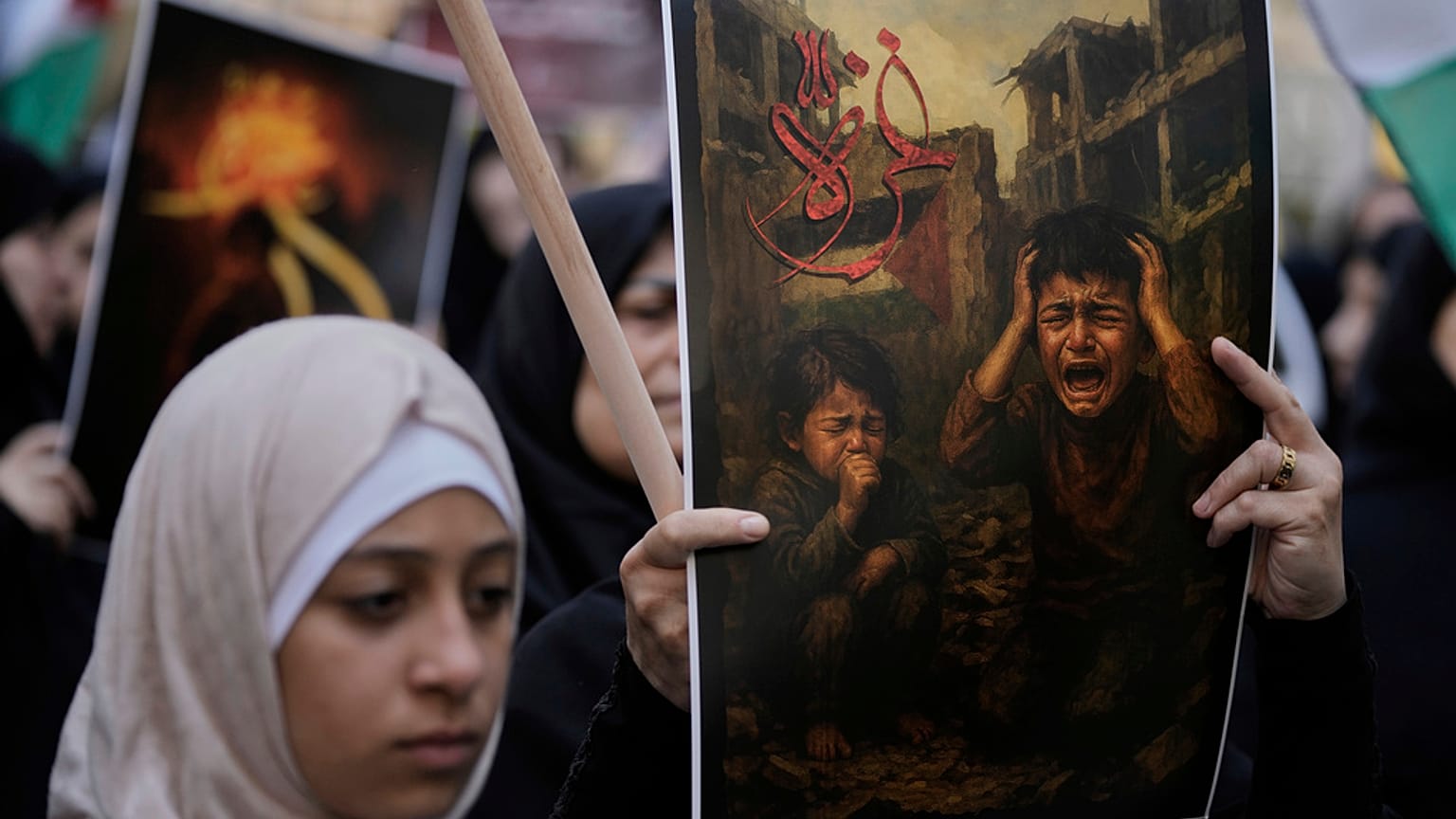 المتظاهرون يحملون لافتات بعد صلاة الجمعة في ضاحية بيروت الجنوبية، لبنان، الجمعة 1 أغسطس 2025، خلال مظاهرة ضد الحرب الإسرائيلية