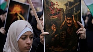 المتظاهرون يحملون لافتات بعد صلاة الجمعة في ضاحية بيروت الجنوبية، لبنان، الجمعة 1 أغسطس 2025، خلال مظاهرة ضد الحرب الإسرائيلية