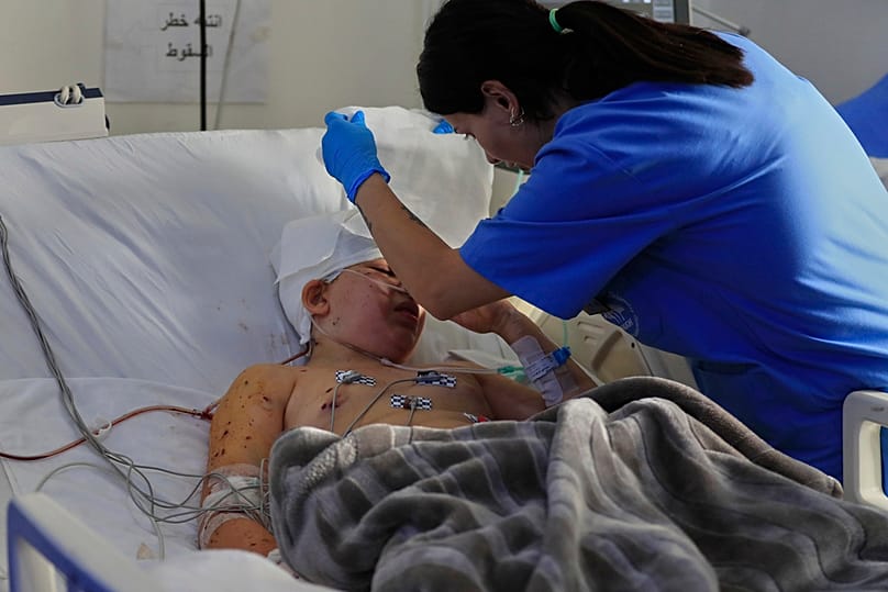 ممرضة تعتني بصبي جُرح في غارة جوية إسرائيلية مساء الاثنين في بلدة النبطية بجنوب لبنان، الثلاثاء 16 سبتمبر 2025.