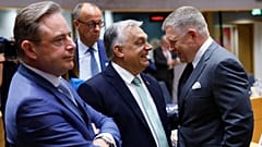 Премьер-министр Бельгии Барт де Вевер, канцлер Германии Фридрих Мерц, премьер-министр Венгрии Виктор Орбан и премьер-министр Словакии Роберт Фико на саммите ЕС в Брюсселе.