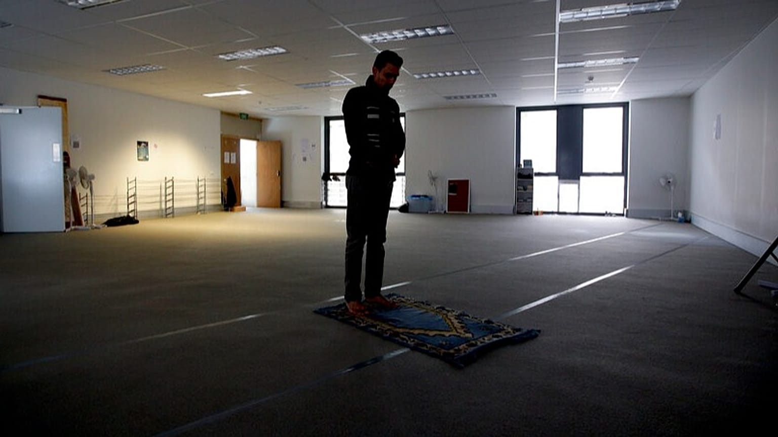 Nesta fotografia tirada a 13 de julho de 2015, um muçulmano reza na zona comercial central de Sydney, na Austrália.