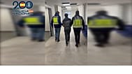 La Policía, llevándose a uno de los detenidos