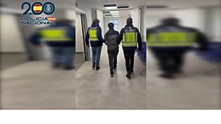 La Policía, llevándose a uno de los detenidos