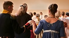 Participants du bal organisé en l'honneur du 250e anniversaire de la naissance de Jane Austen, à Paris, le 14 décembre 2025.