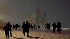 La neige tombe sur des personnes marchant sur la Place Rouge à Moscou, 8 avril 2025.