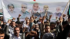 هواداران حوثی در جریان راهپیمایی هفتگی ضد آمریکایی و ضد اسرائیلی خود در صنعا، یمن، روز جمعه، ۱۳ ژوئن در حال شعار در کنار بنری با تصویر مقامات ایرانی کشته شده در حملات اسرائیل