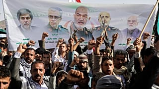 هواداران حوثی در جریان راهپیمایی هفتگی ضد آمریکایی و ضد اسرائیلی خود در صنعا، یمن، روز جمعه، ۱۳ ژوئن در حال شعار در کنار بنری با تصویر مقامات ایرانی کشته شده در حملات اسرائیل