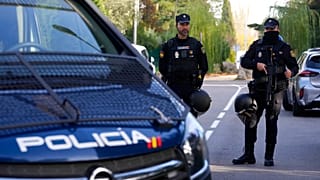 ARŞİV - Polis memurları, Madrid'de kordon altına alınan bir bölgede nöbet tutuyor, 30 Kasım 2022.