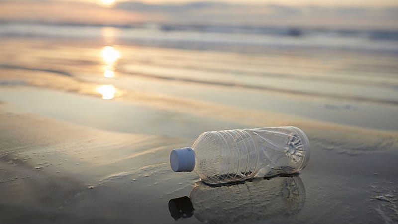 أخطر مما نعتقد.. دراسة تكشف آثار التلوث البلاستيكي في الأنهار والمحيطات 