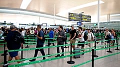 Bien que cela soit peu fréquent, des passagers aériens ont manqué des correspondances en raison de délais de traitement prolongés aux frontières de l'UE.