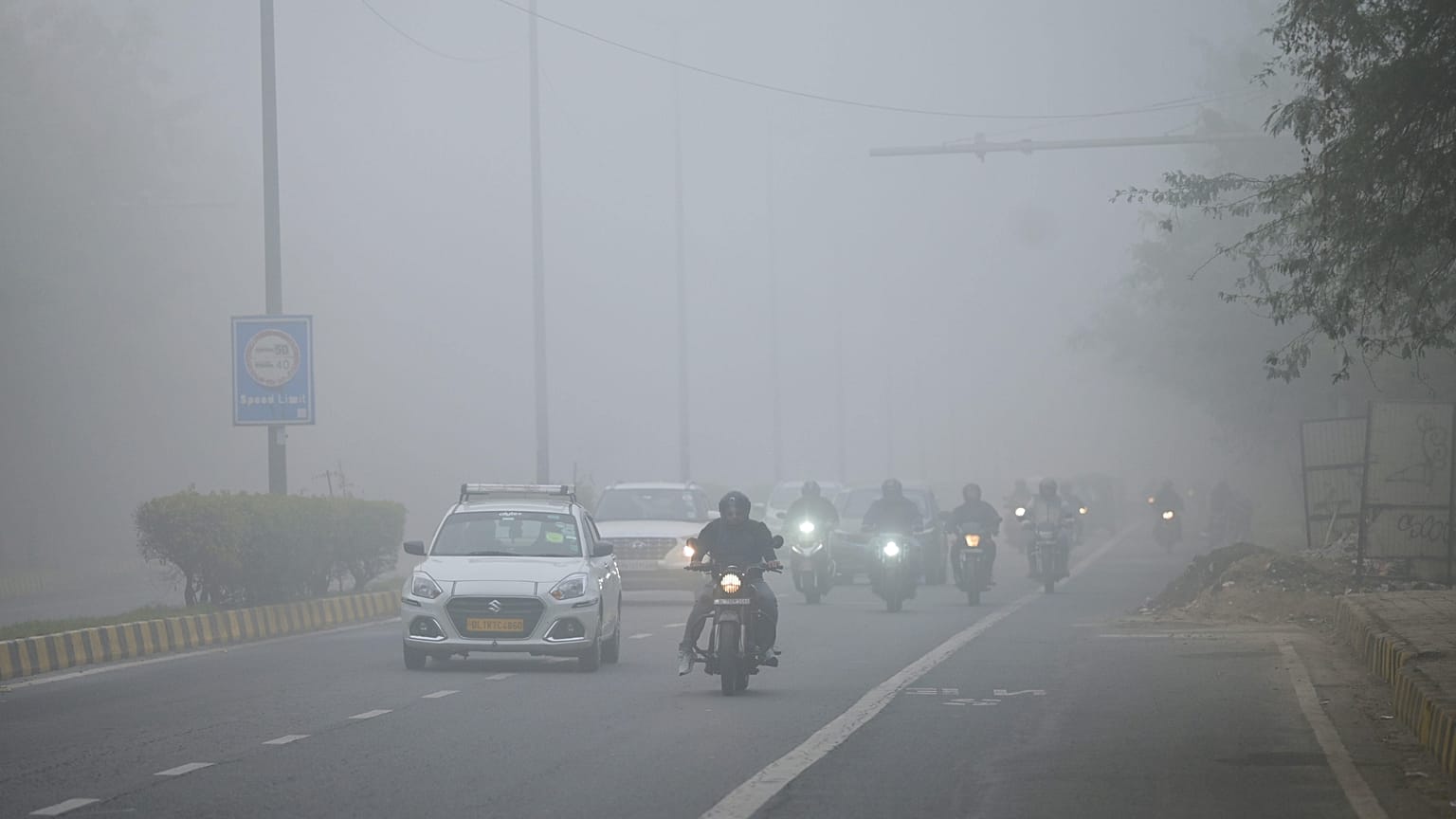 Hindistan'ın Yeni Delhi kentinde, 15 Aralık 2025 Pazartesi sabahı trafik yoğun smog altında ilerliyor.