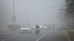 La circulation avance dans un smog dense le matin à New Delhi, en Inde, lundi 15 décembre 2025.
