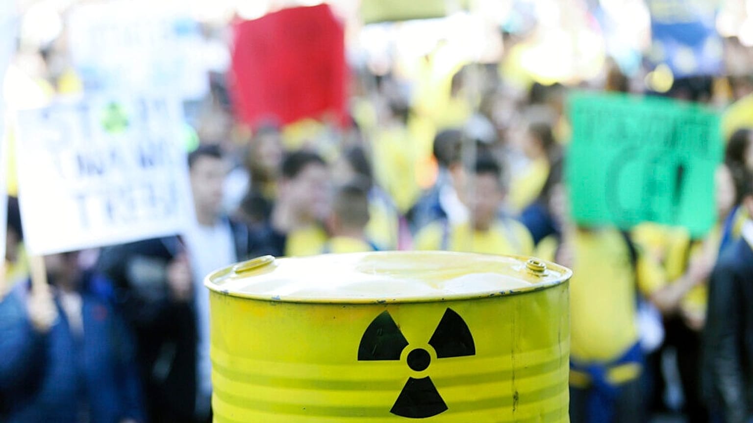 FILE: Citizens protest against plans by Croatia to store part of the waste from the region's only nuclear plant near its border with Bosnia, in Novi Grad, 27 September 2019