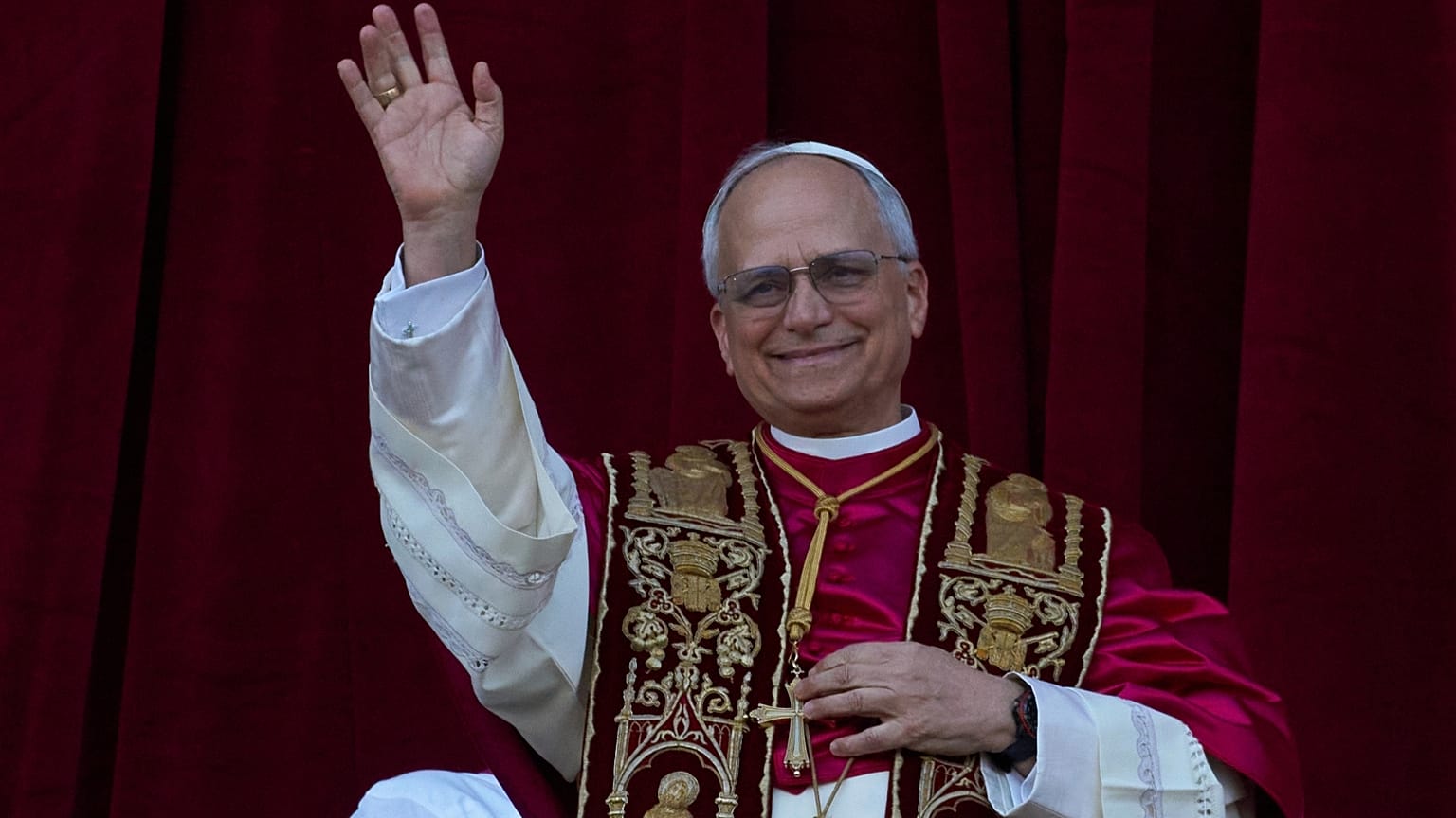 El Papa León saluda a la gente el día de su elección, 8 de mayo de 2025.