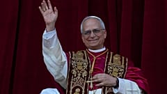 El Papa León saluda a la gente el día de su elección, 8 de mayo de 2025.