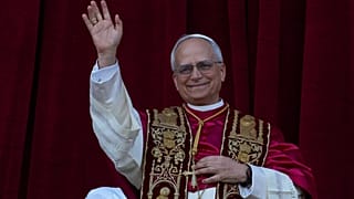 El Papa León saluda a la gente el día de su elección, 8 de mayo de 2025.