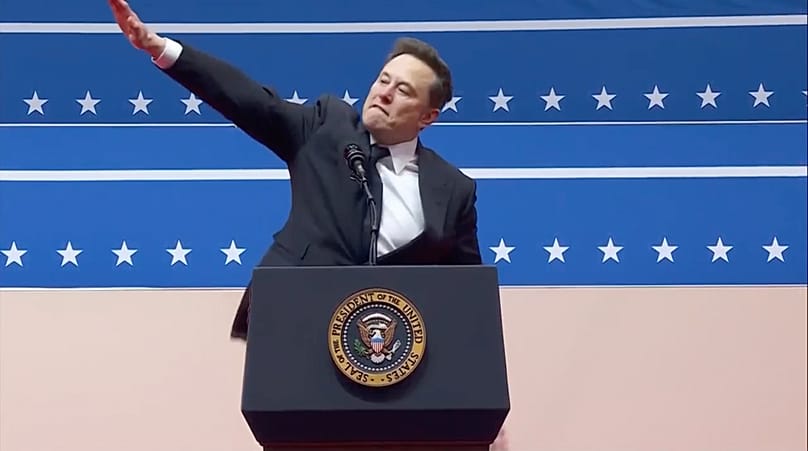 Elon Musk hace un gesto que parece un saludo nazi mientras habla en un desfile inaugural presidencial en Washington, el lunes 20 de enero de 2025. (Foto AP)