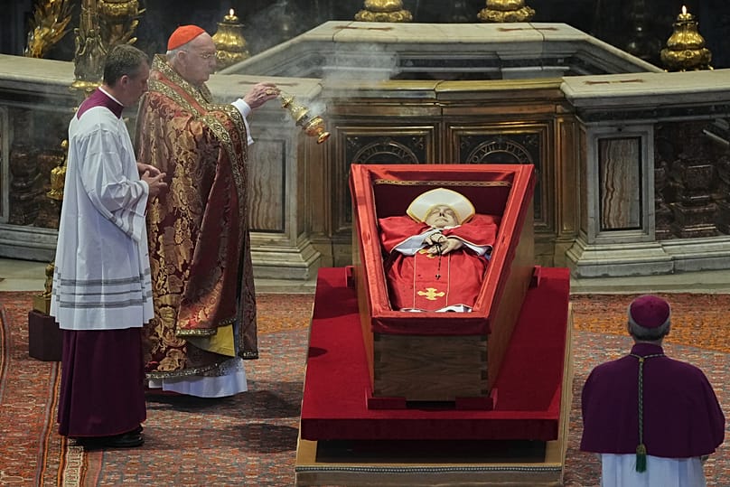 El cardenal camarlengo Kevin Joseph Farrell rocía incienso alrededor del cuerpo del papa Francisco en la Basílica de San Pedro del Vaticano, el miércoles 23 de abril de 2025