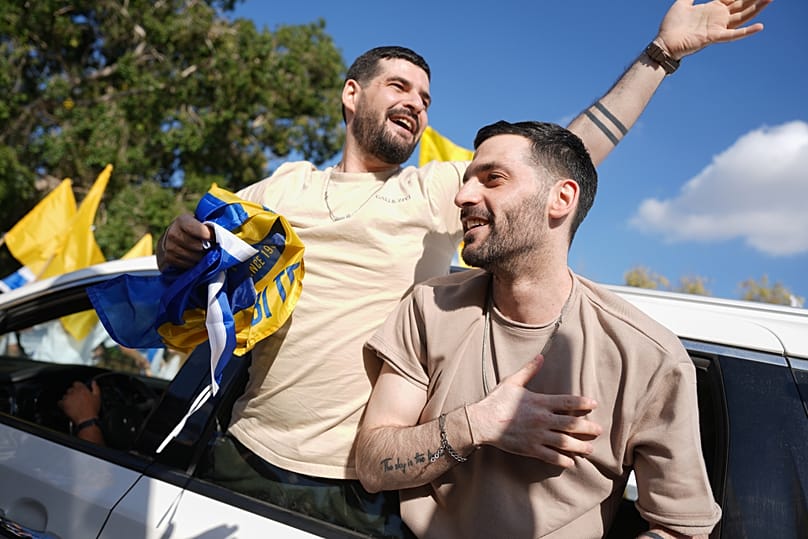 Los hermanos Gali y Ziv Berman, rehenes israelíes liberados del cautiverio de Hamás en Gaza, son recibidos en el kibutz Beit Guvrin, Israel, el 19 de octubre de 2025.