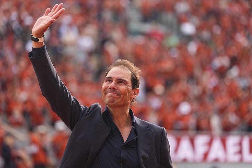Rafa Nadal saluda a la multitud durante una ceremonia de despedida en la cancha central Philippe-Chatrier, en el estadio Roland-Garros, en París, el 25 de mayo de 2025.