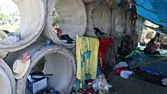 Des personnes déplacées, assises à même le sol, trouvent refuge au marché de Prey Chamkar Ta Doak, dans la province de Banteay Meanchey, lundi 15 décembre 2025.