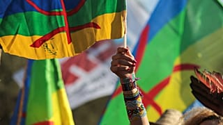 رفع الناس أعلام الأمازيغ خلال احتجاج ضد تغير المناخ تزامن مع مؤتمر المناخ، في مراكش، المغرب، يوم الأحد 13 نوفمبر 2016. (صورة أ ب/مصعب الشامي)