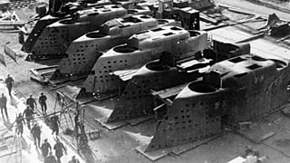 سربازان بریتانیایی نیروهای متفقین در تاریخ ۵ مه ۱۹۴۵ در کنار خط مونتاژ زیردریایی‌ها در کشتی‌سازی بلوهم و فوس در هامبورگ آلمان