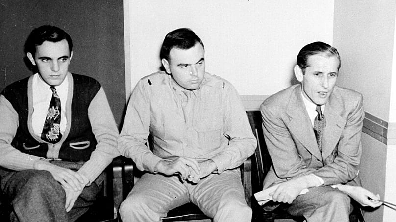 جورج جان داش (راست) به همراه محافظین آمریکایی در حال انتظار آغاز سومین روز محاکمه خود در برابر یک کمیسیون نظامی، به اتهام جاسوسی و خرابکاری برای نازی‌ها، در واشنگتن دی‌سی به ت