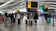 Los pasajeros pasan junto al panel de salidas del aeropuerto de Heathrow, en Londres, el 28 de agosto de 2023.