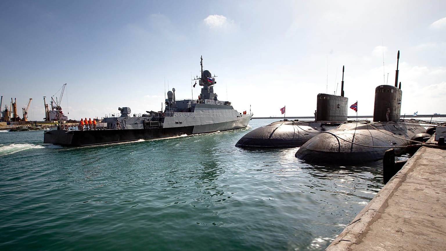 ARCHIVO: Dos submarinos diésel-eléctricos rusos del proyecto 636.3 Varshavyanka' en las instalaciones navales rusas en Tartus, Siria, 26 de septiembre de 2019.