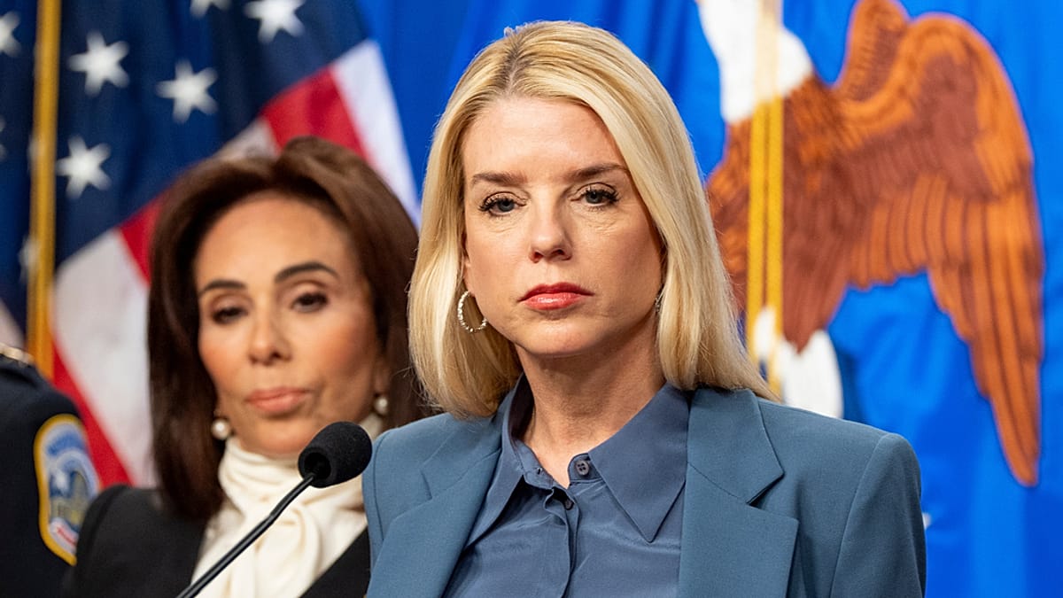 France : la ministre américaine de la justice goûte du vin à Pérouges