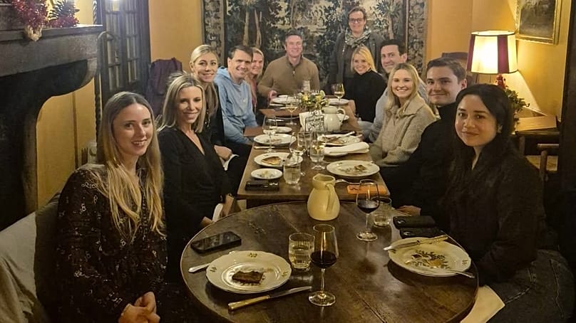 Pam Bondi (au fond à droite) à Pérouges, le 13 décembre 2025, photo Hostellerie de Pérouges