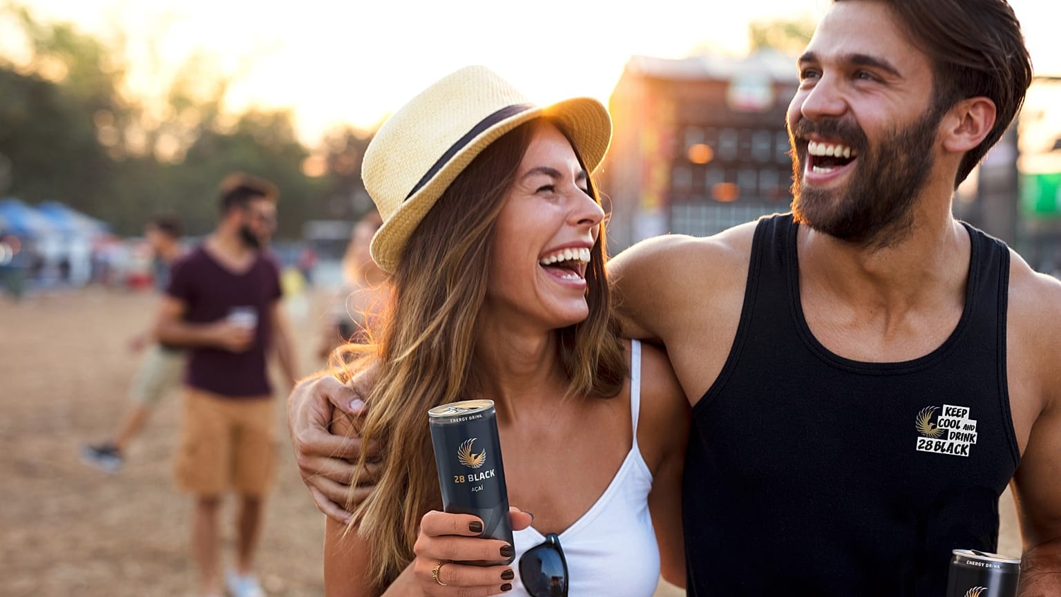 أشخاص يشربون مشروبات الطاقة