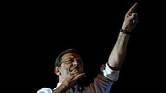 ARCHIVO - El alcalde de Estambul y candidato del Partido Popular Republicano, o CHP, Ekrem Imamoglu, se dirige a sus partidarios fuera del Ayuntamiento en Estambul, Turquía, 1 de abril de 2024.