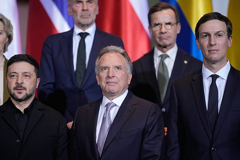 Prezydent Ukrainy Wołodymyr Zełenski (po lewej), Steve Witkoff (w środku), specjalny wysłannik Stanów Zjednoczonych, oraz Jared Kushner stoją razem w kancelarii w Berlinie.