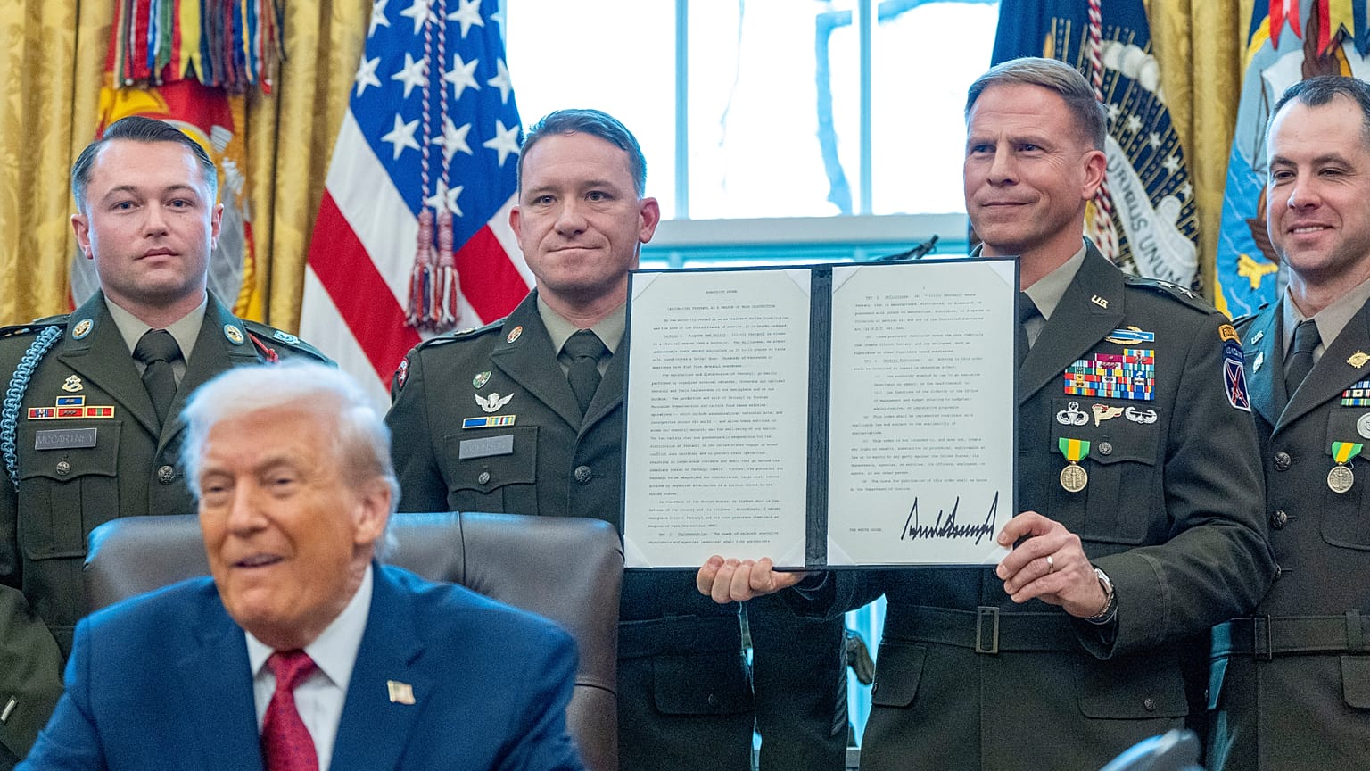 Katonák a Donald Trump által aláírt rendelettel a Fehér Házban, a mexikói határvédelmi érdemérem átadásakor