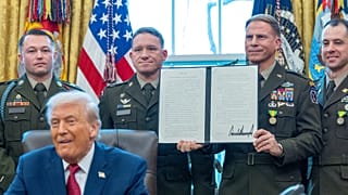 Katonák a Donald Trump által aláírt rendelettel a Fehér Házban, a mexikói határvédelmi érdemérem átadásakor