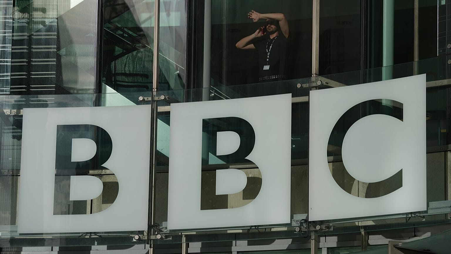 A BBC londoni székháza előtti logó látványa 2025. november 12-én, szerdán. 
