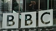 Vista del logotipo en el exterior de la sede de la BBC en Londres, miércoles 12 de noviembre de 2025. 