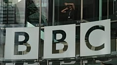 Vue du logo à l'extérieur du siège de la BBC à Londres, mercredi 12 novembre 2025. 