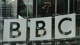 Vista del logotipo en el exterior de la sede de la BBC en Londres, miércoles 12 de noviembre de 2025. 