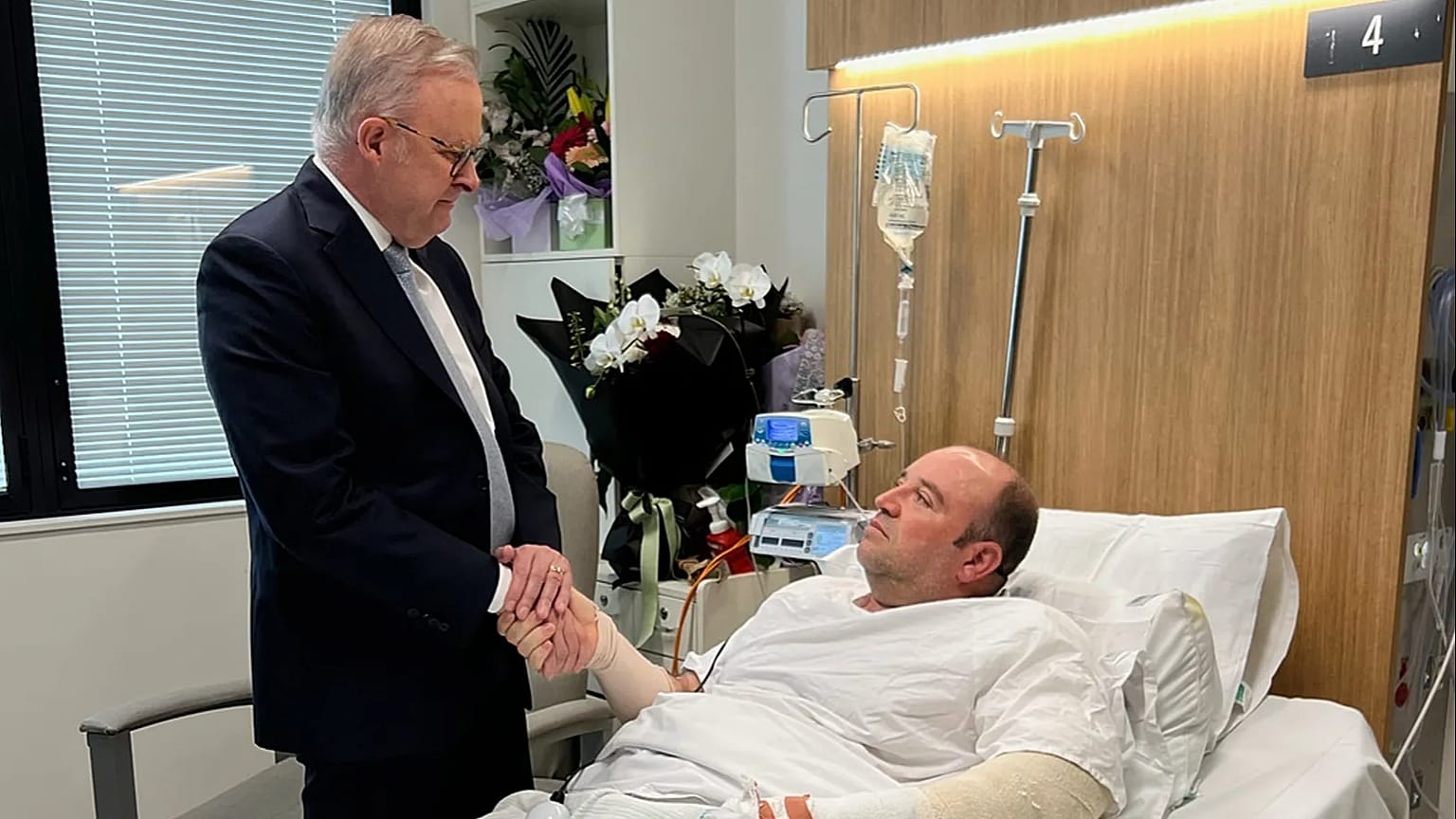 رئيس الوزراء الأسترالي أنتوني ألبانيزي يلتقي بأحمد الأحمد في مستشفى سانت جورج في سيدني، يوم الثلاثاء 16 ديسمبر/كانون الأول 2025