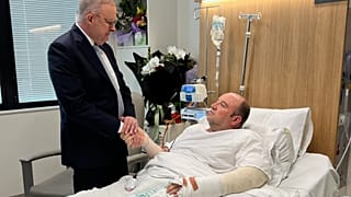 16 ديسمبر 2025: رئيس الوزراء الأسترالي يزور أحمد الأحمد في مستشفى سانت جورج بسيدني.