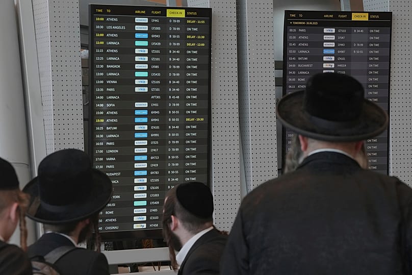 يفحص الناس لوحة معلومات الرحلات بعد إعلان وقف إطلاق النار بين إسرائيل وإيران، في مطار بن غوريون الدولي، قرب تل أبيب، إسرائيل، يوم الأربعاء 25 يونيو 2025.